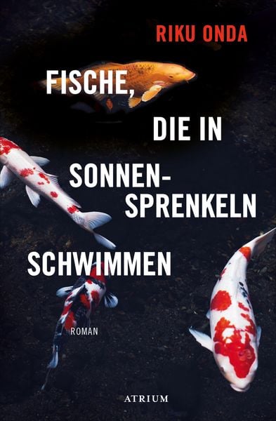 Fische, die in Sonnensprenkeln schwimmen